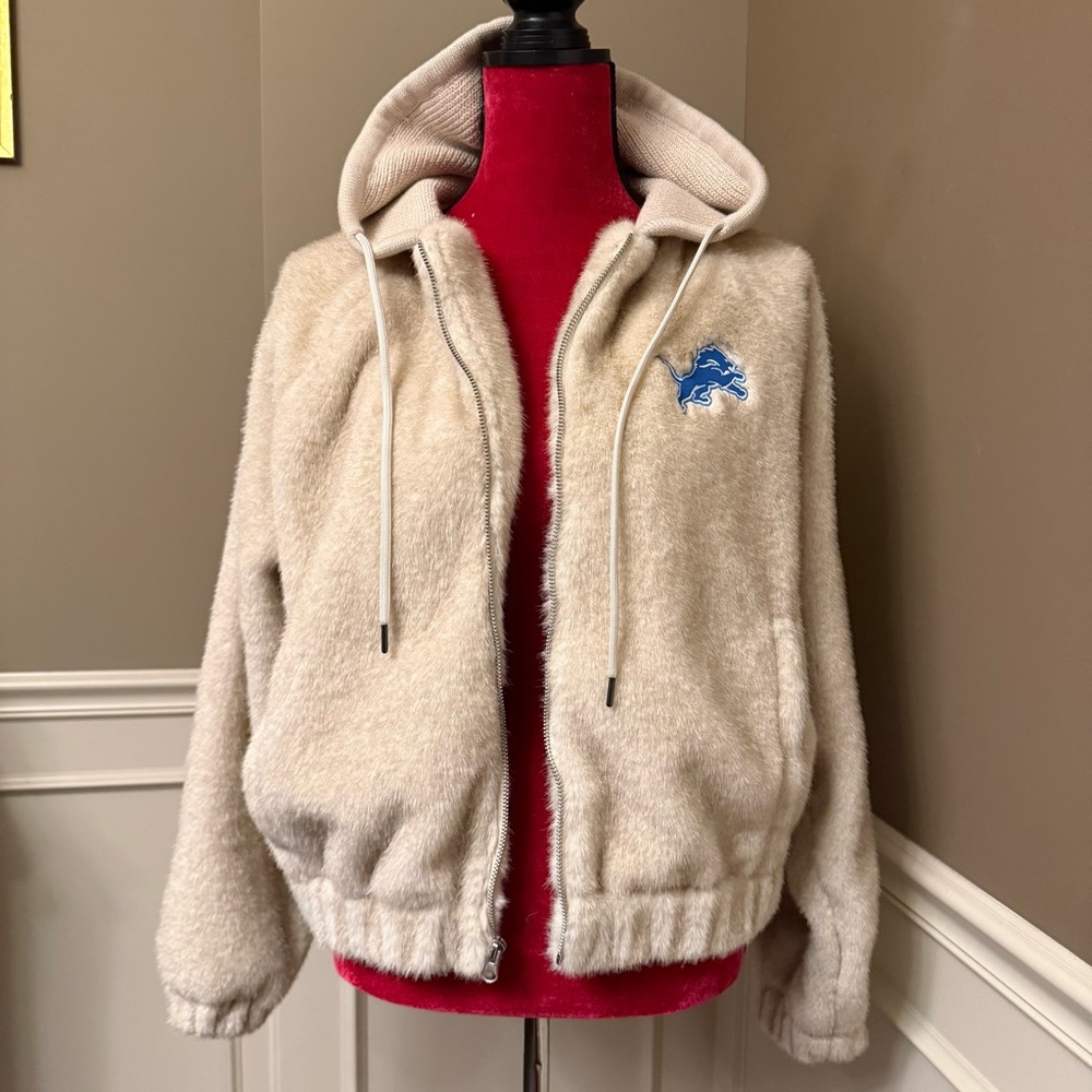 Detroit Lions Faux Fur Jacket with Hood - Picture 7 of 10